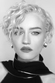 Photo of Julia Garner